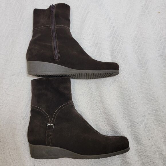 LA CANADIENNE Waterproof Suede Ankle Bootie Square Toe Low Wedge Brown Size 10 - Picture 9 of 16